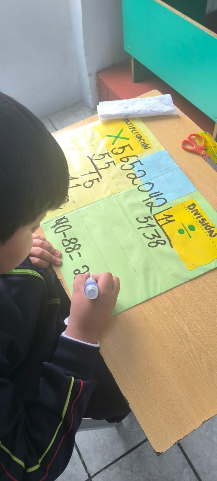 Niños aprendiendo matemáticas